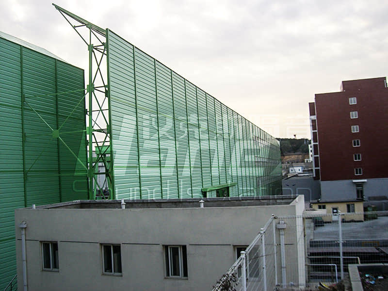 化工廠PTA裝置廠區(qū)大型桁架聲屏障 化工廠PTA裝置廠區(qū)大型桁架聲屏障